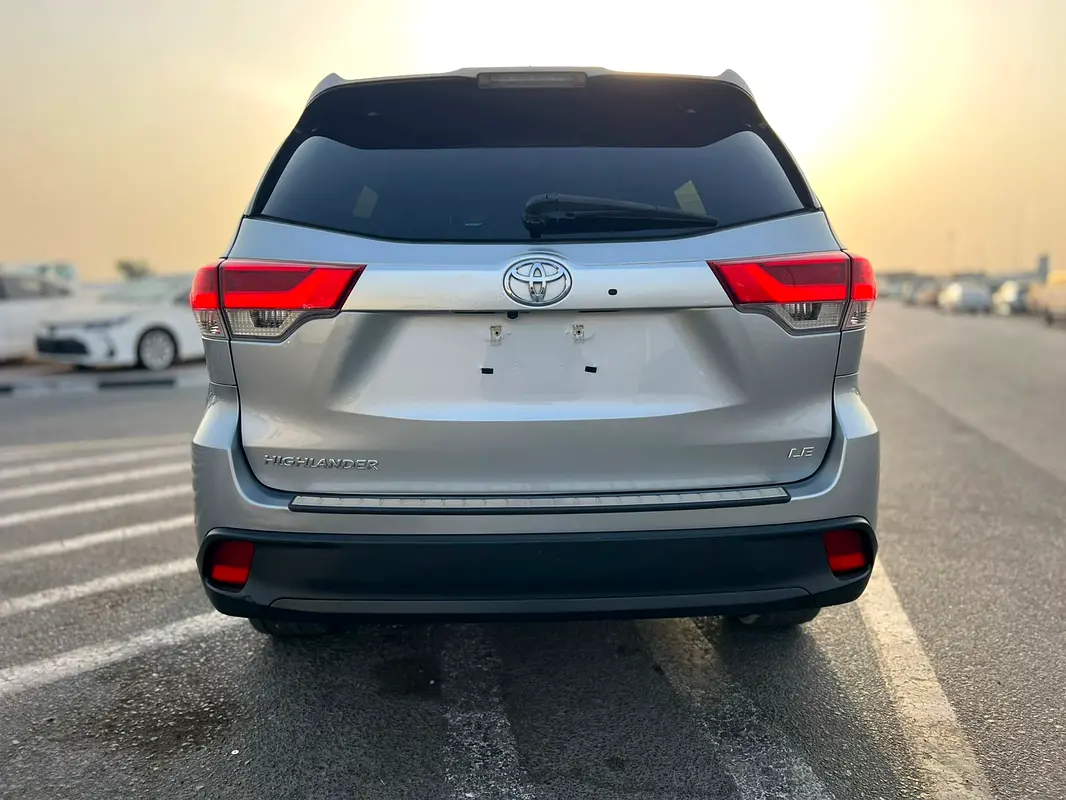 Car Image 2017 TOYOTA HIGHLANDER LE