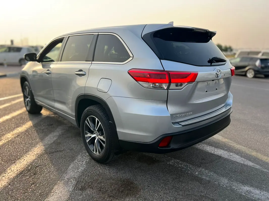 Car Image 2017 TOYOTA HIGHLANDER LE