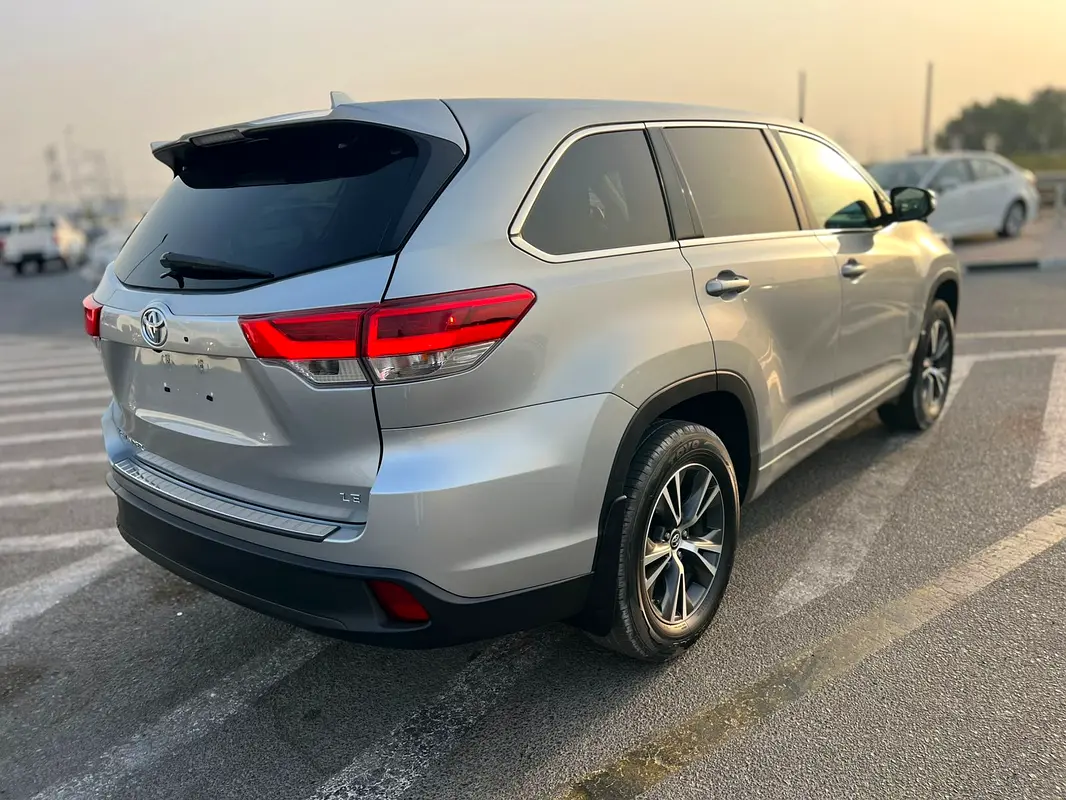 Car Image 2017 TOYOTA HIGHLANDER LE