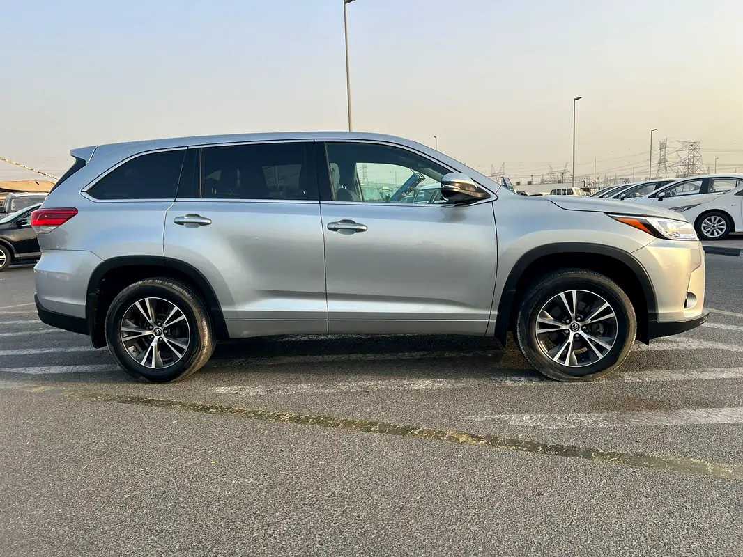 Car Image 2017 TOYOTA HIGHLANDER LE