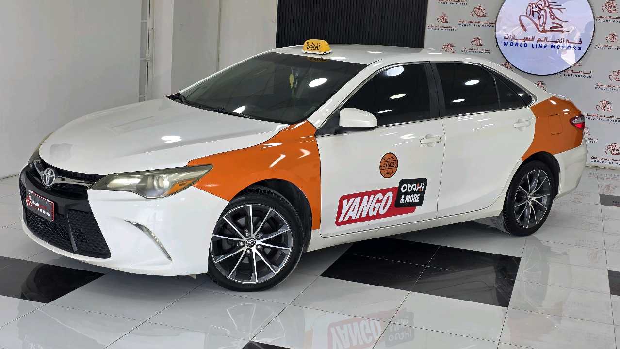 Car Image 2016 TOYOTA CAMRY XSE