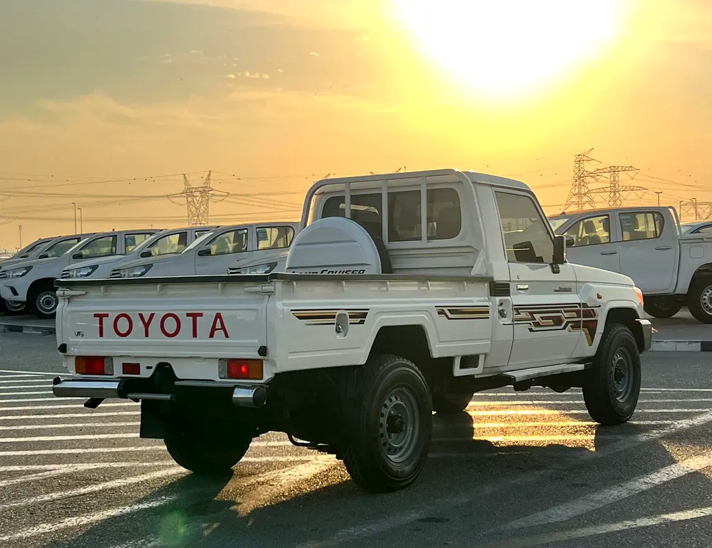 Car Image 2018 TOYOTA LAND CRUISER LX