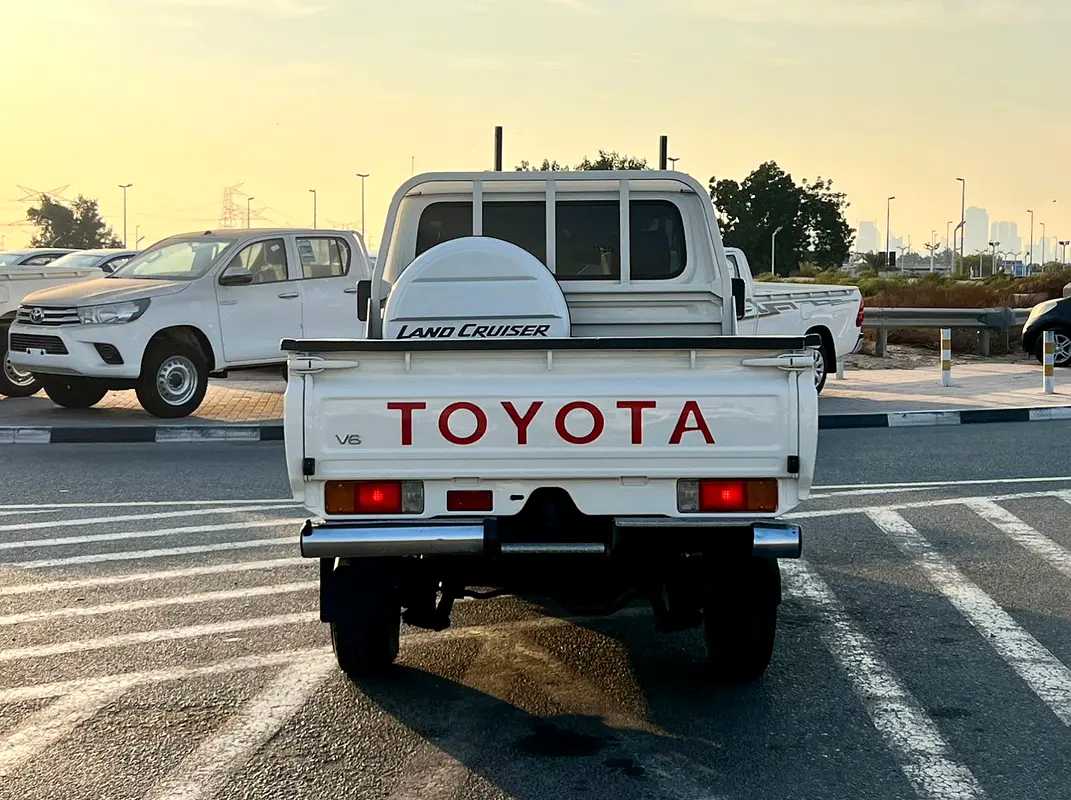 Car Image 2018 TOYOTA LAND CRUISER LX