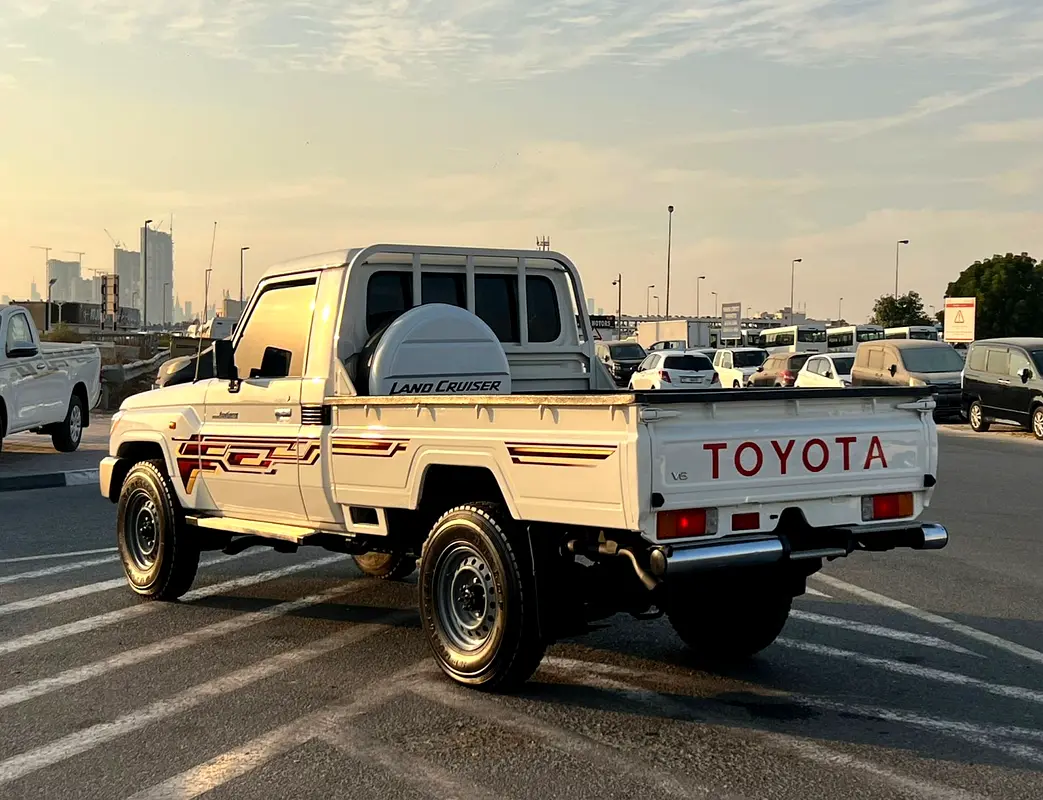 Car Image 2018 TOYOTA LAND CRUISER LX