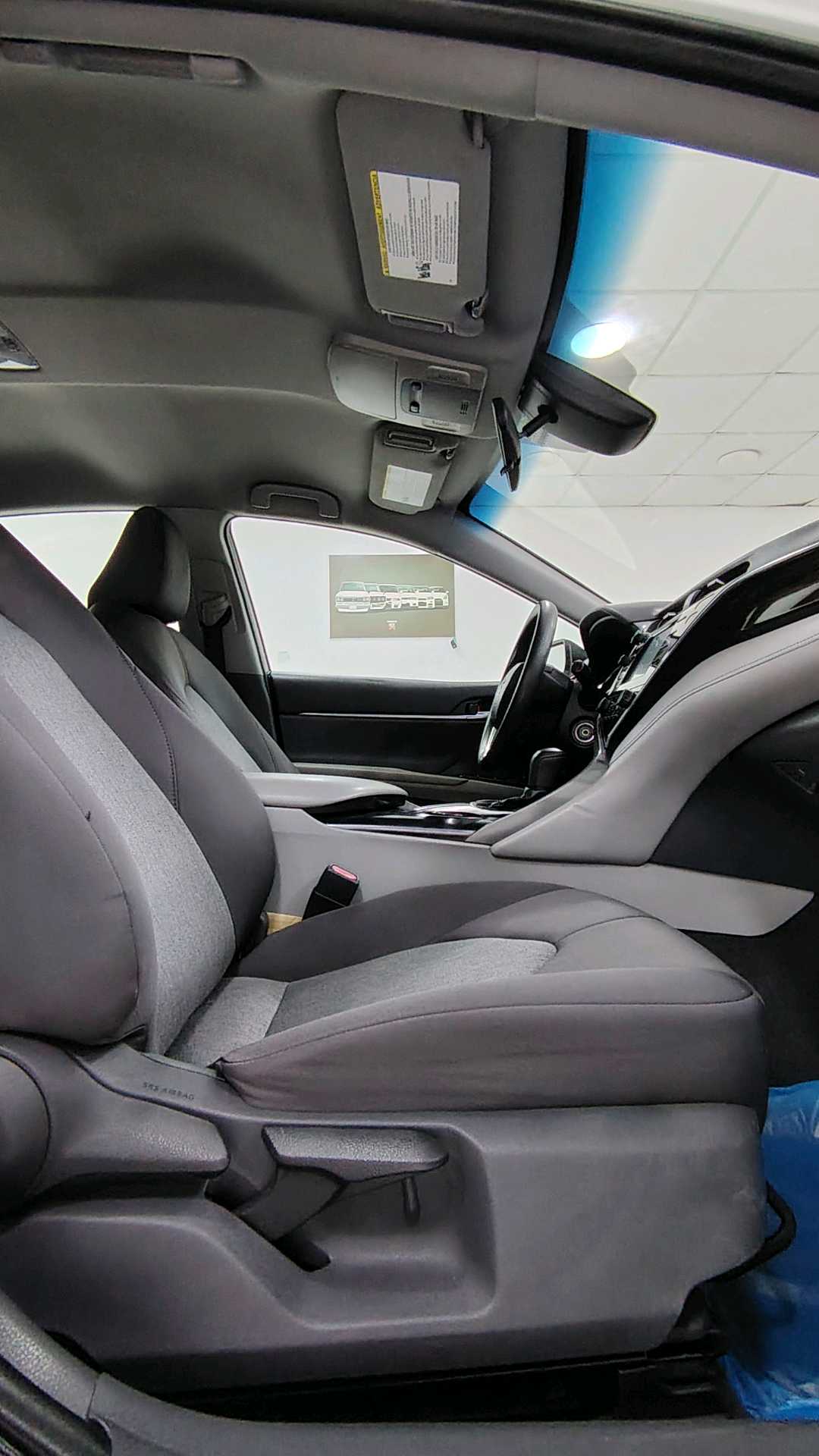 Car Image 2018 TOYOTA CAMRY LE