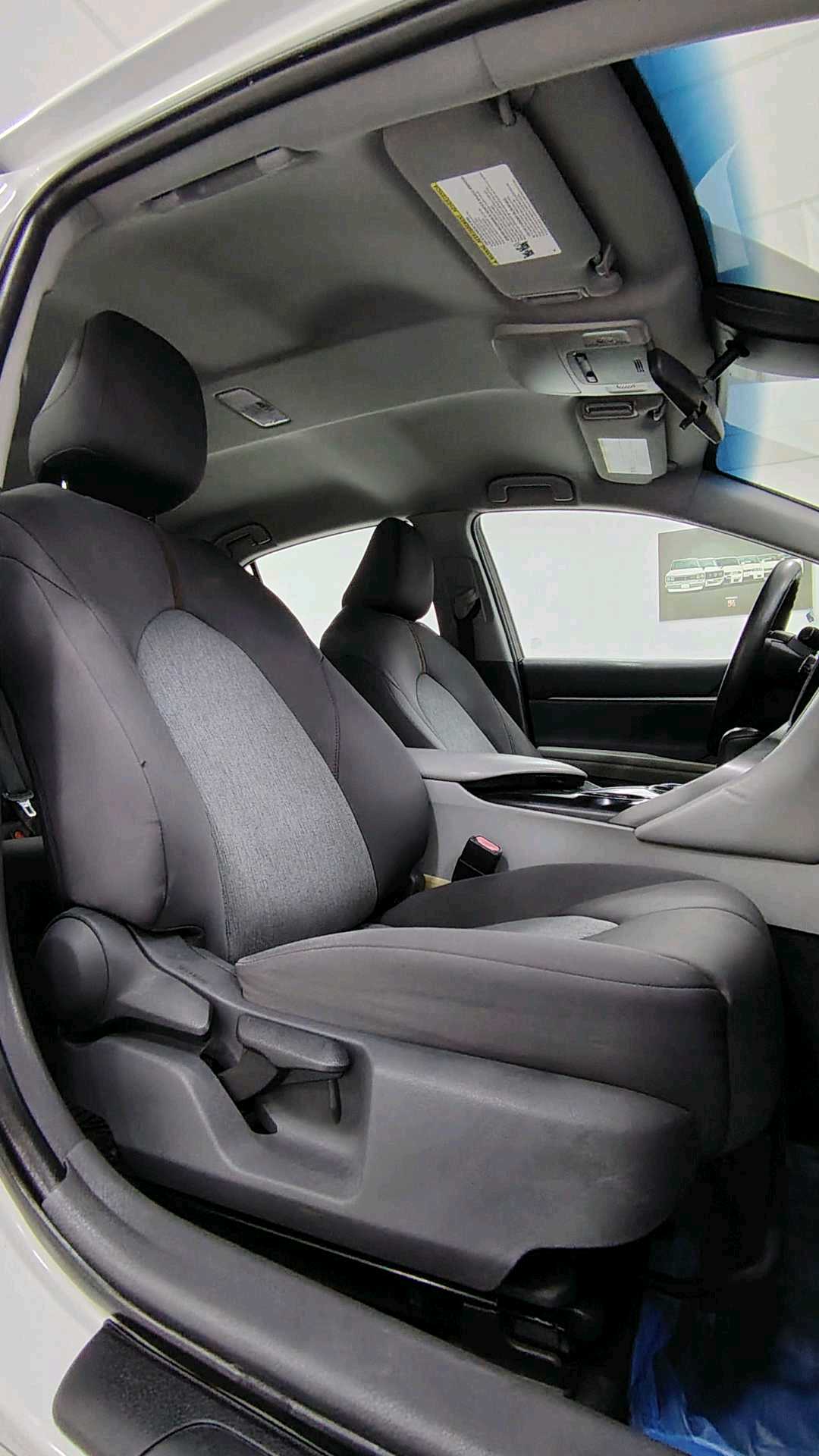 Car Image 2018 TOYOTA CAMRY LE