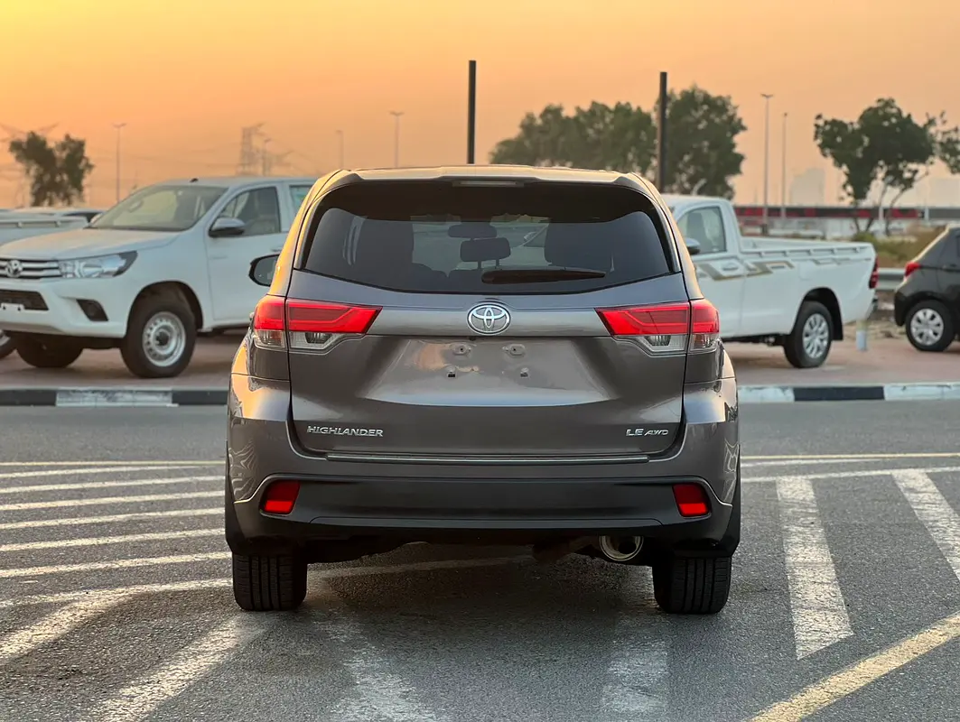 Car Image 2019 TOYOTA HIGHLANDER LE