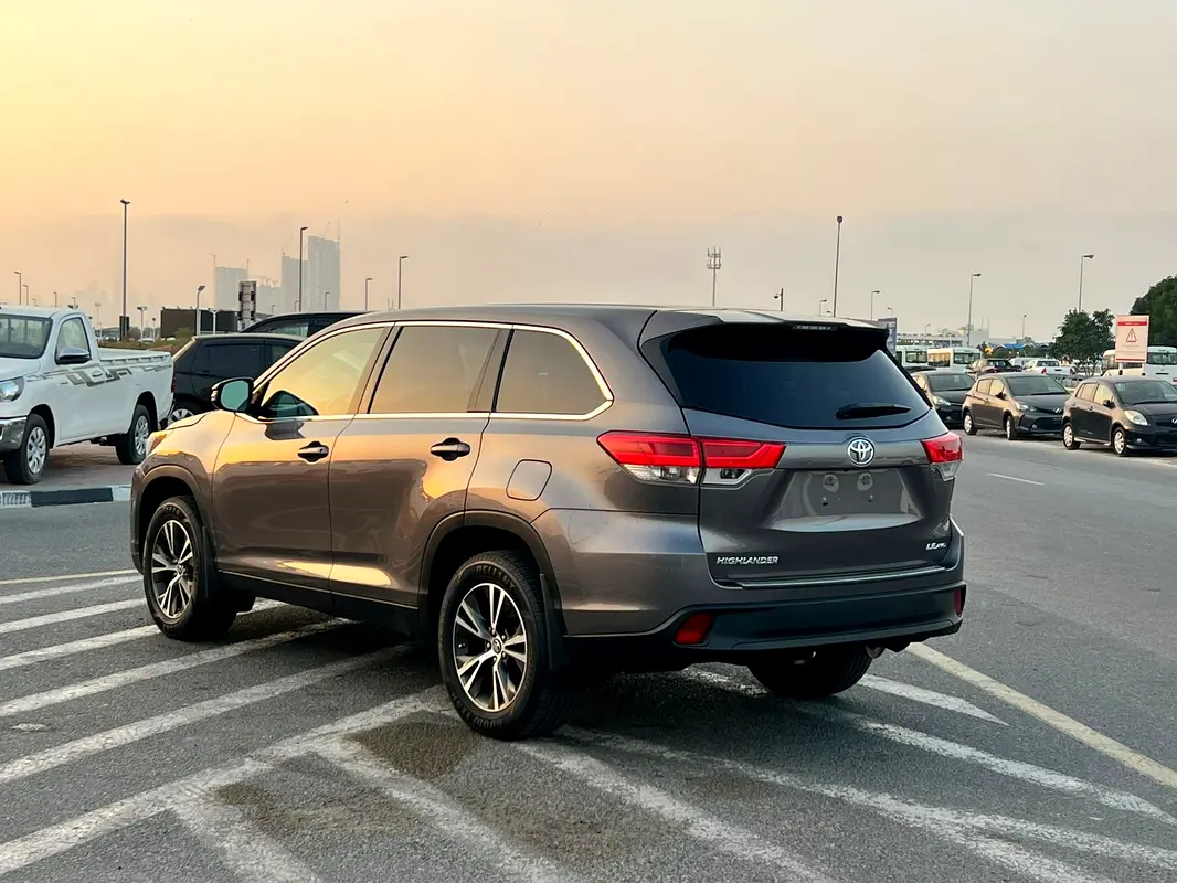 Car Image 2019 TOYOTA HIGHLANDER LE