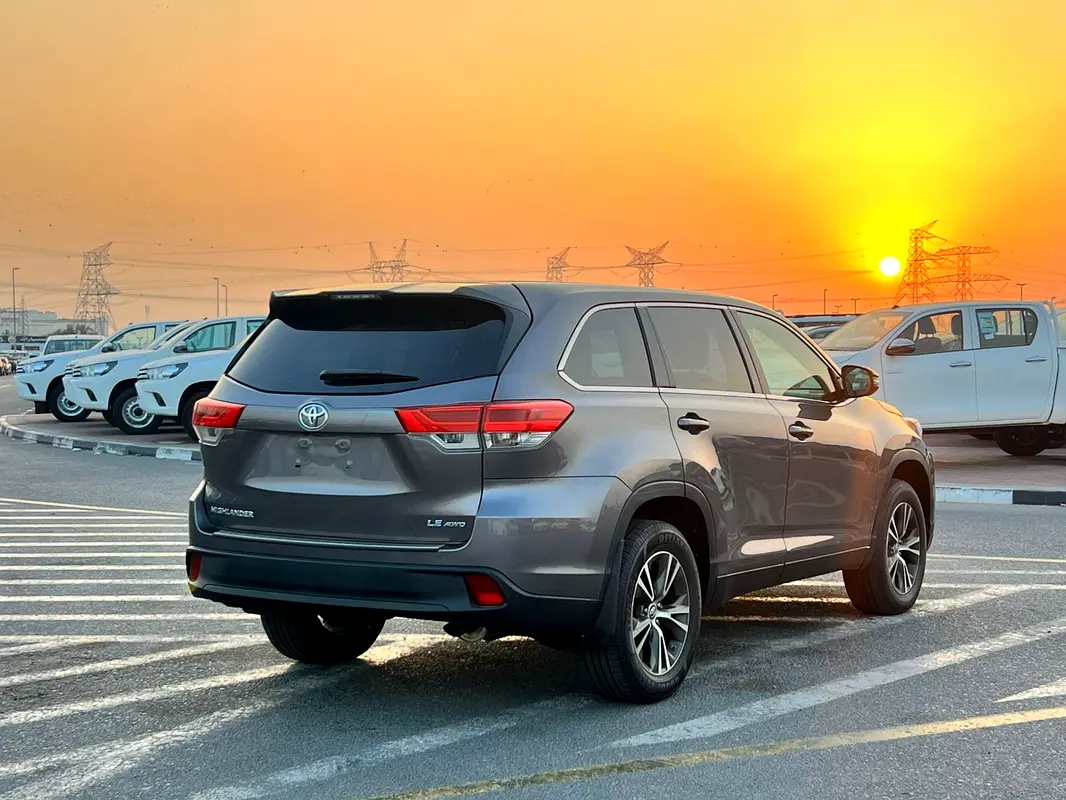 Car Image 2019 TOYOTA HIGHLANDER LE