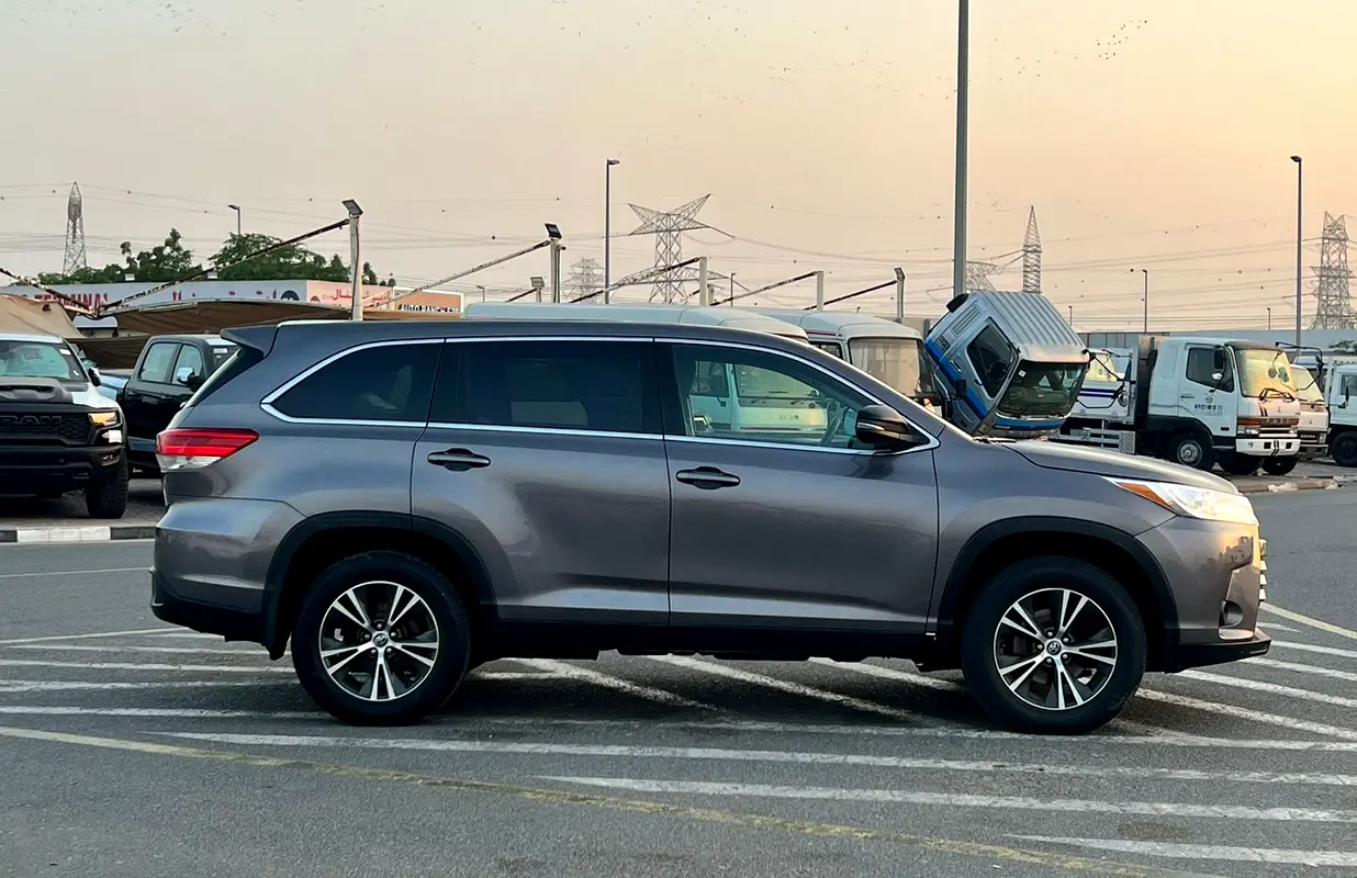 Car Image 2019 TOYOTA HIGHLANDER LE