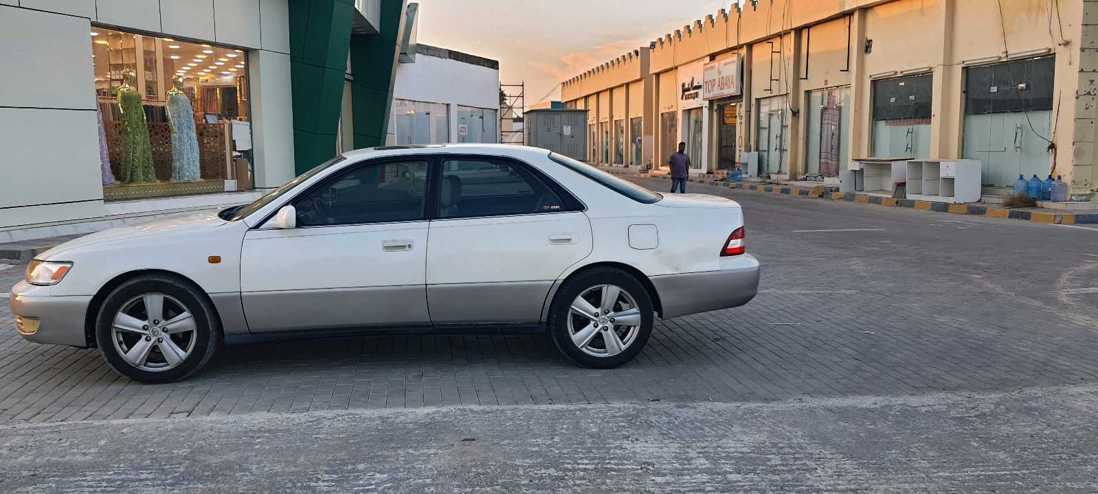 Car Image 1999 LEXUS ES 