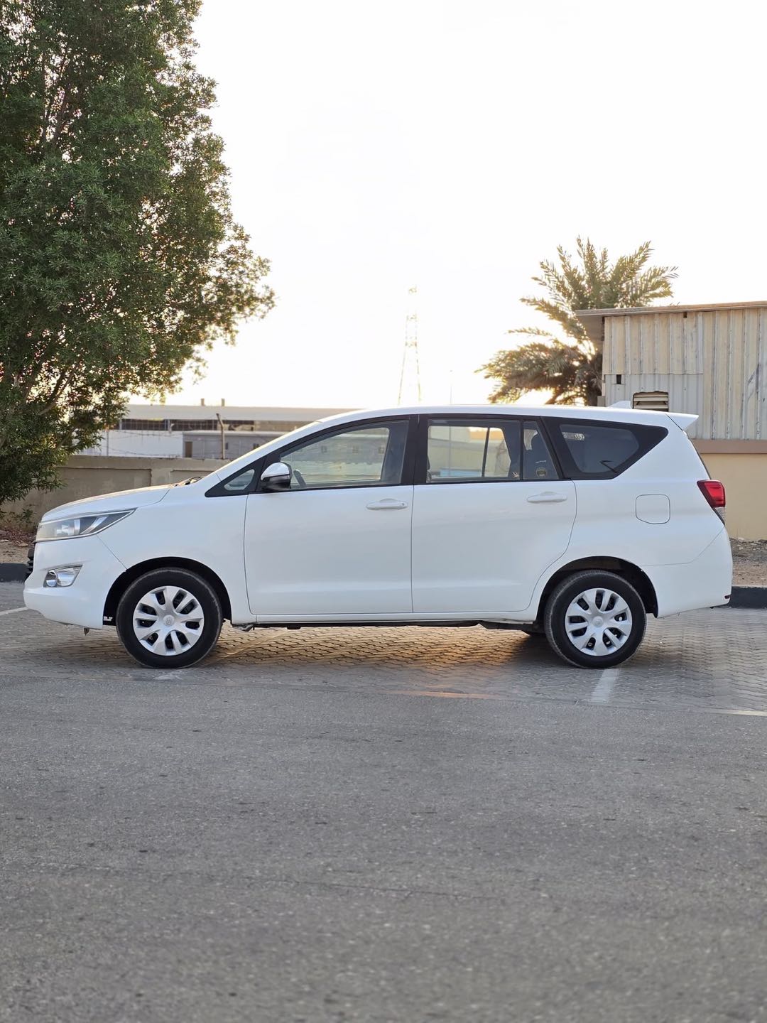Car Image 2018 TOYOTA INNOVA E