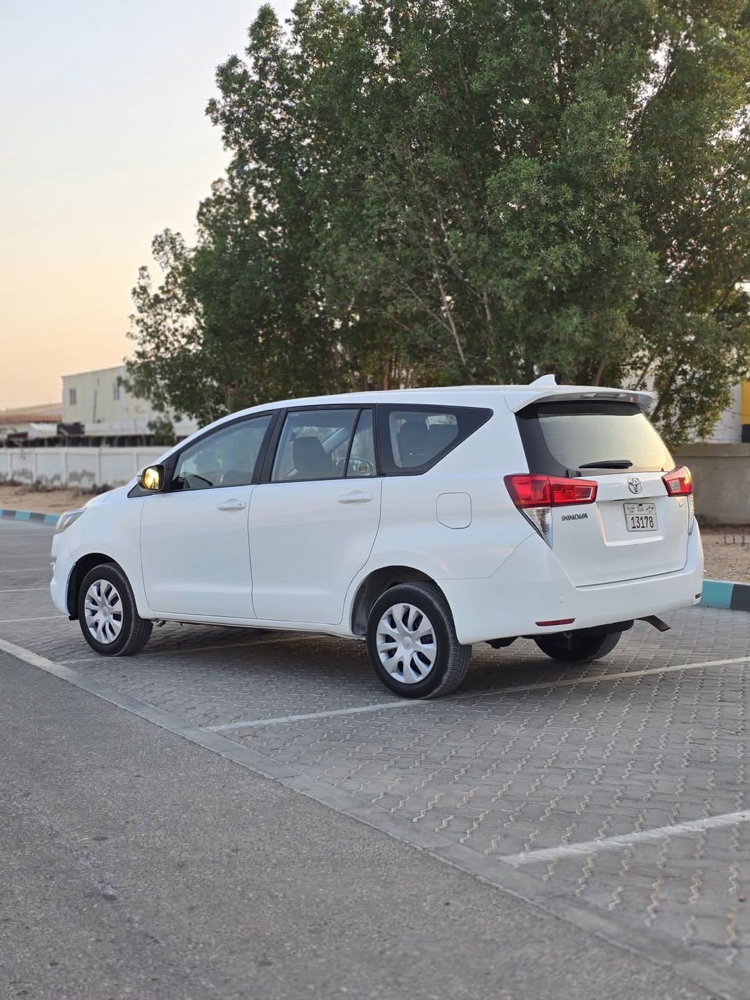 Car Image 2018 TOYOTA INNOVA E