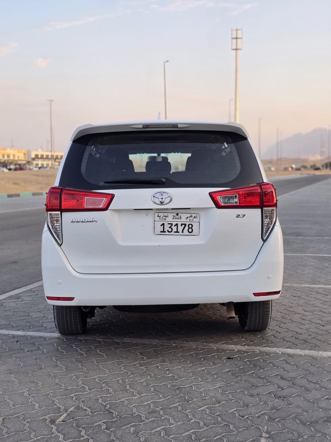 Car Image 2018 TOYOTA INNOVA E