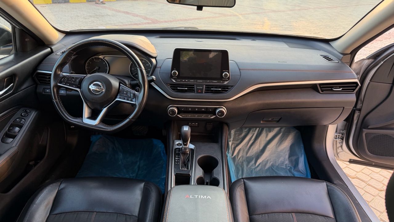 Car Image 2019 NISSAN ALTIMA SR