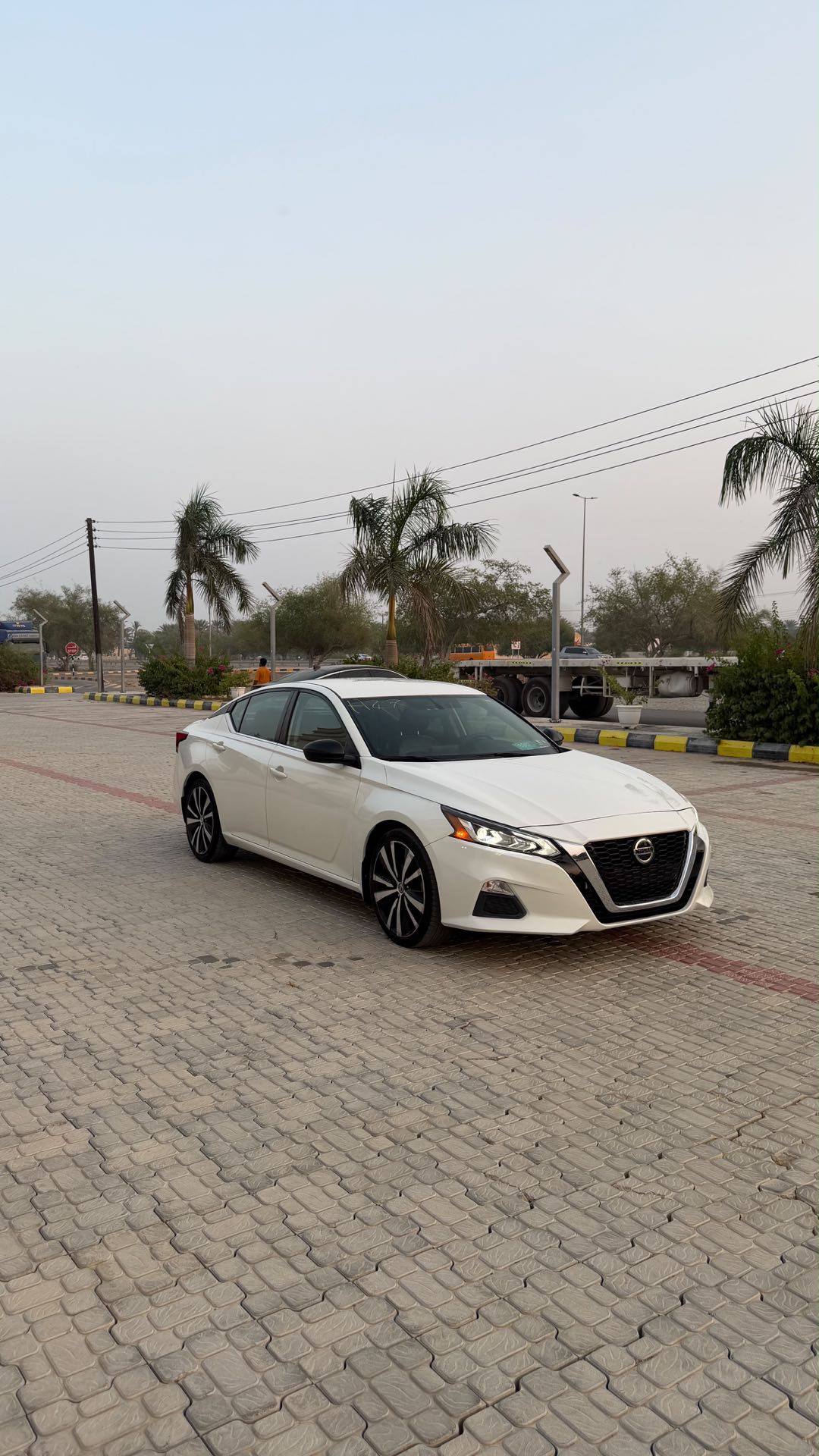 Car Image 2019 NISSAN ALTIMA SR