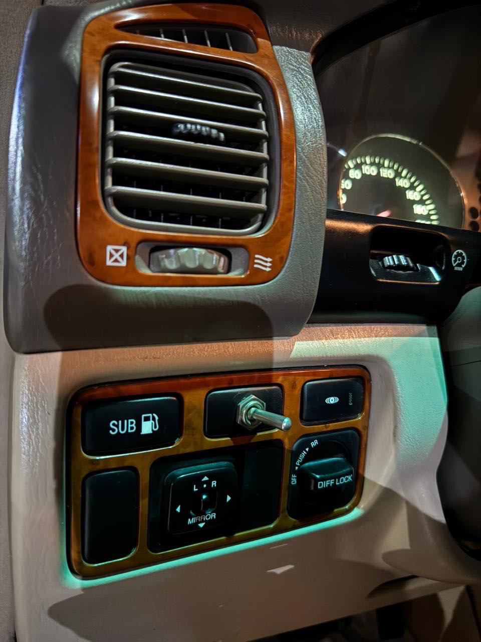 Car Image 2004 TOYOTA LAND CRUISER VX.R