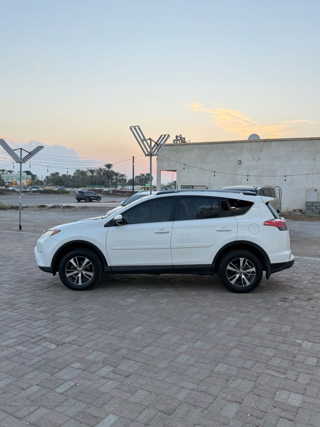 Car Image 2018 TOYOTA RAV4 XLE