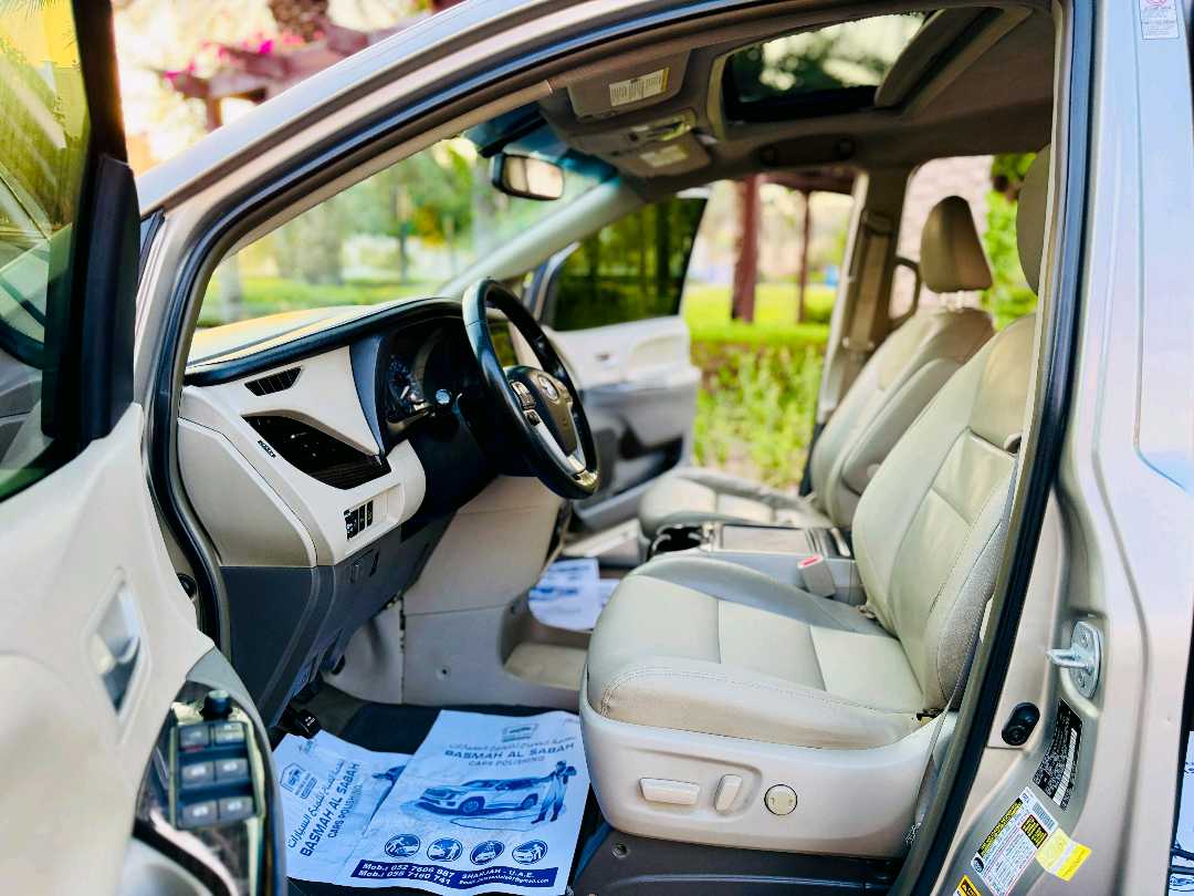 Car Image 2015 TOYOTA SIENNA SE