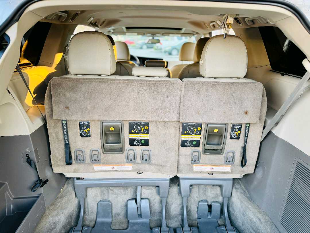 Car Image 2015 TOYOTA SIENNA SE