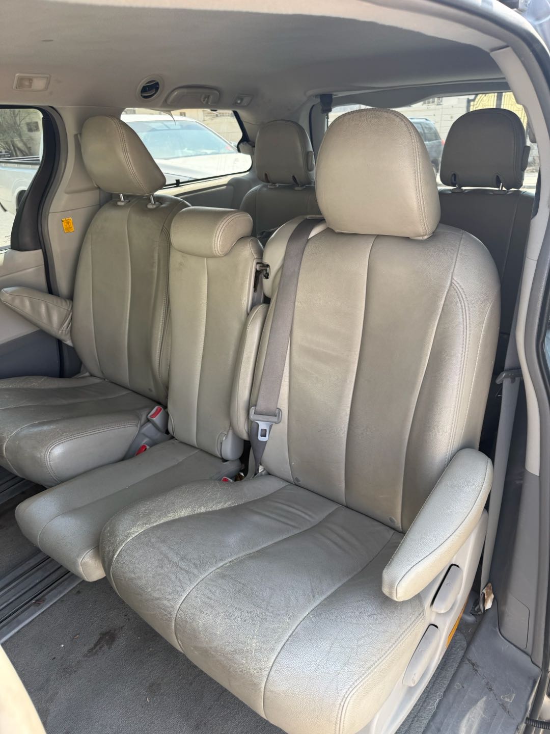 Car Image 2011 TOYOTA SIENNA LE
