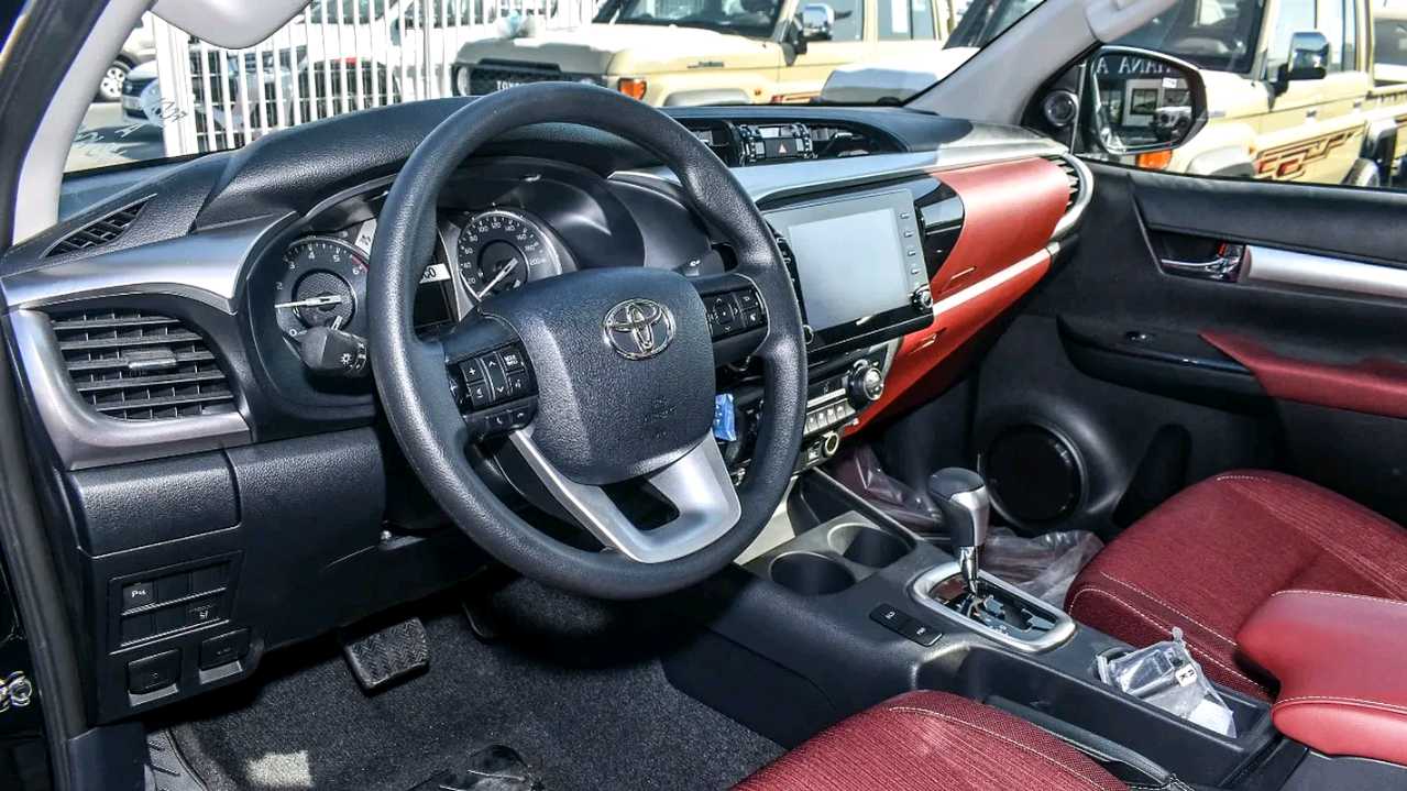 Car Image 2026 TOYOTA HILUX SR5