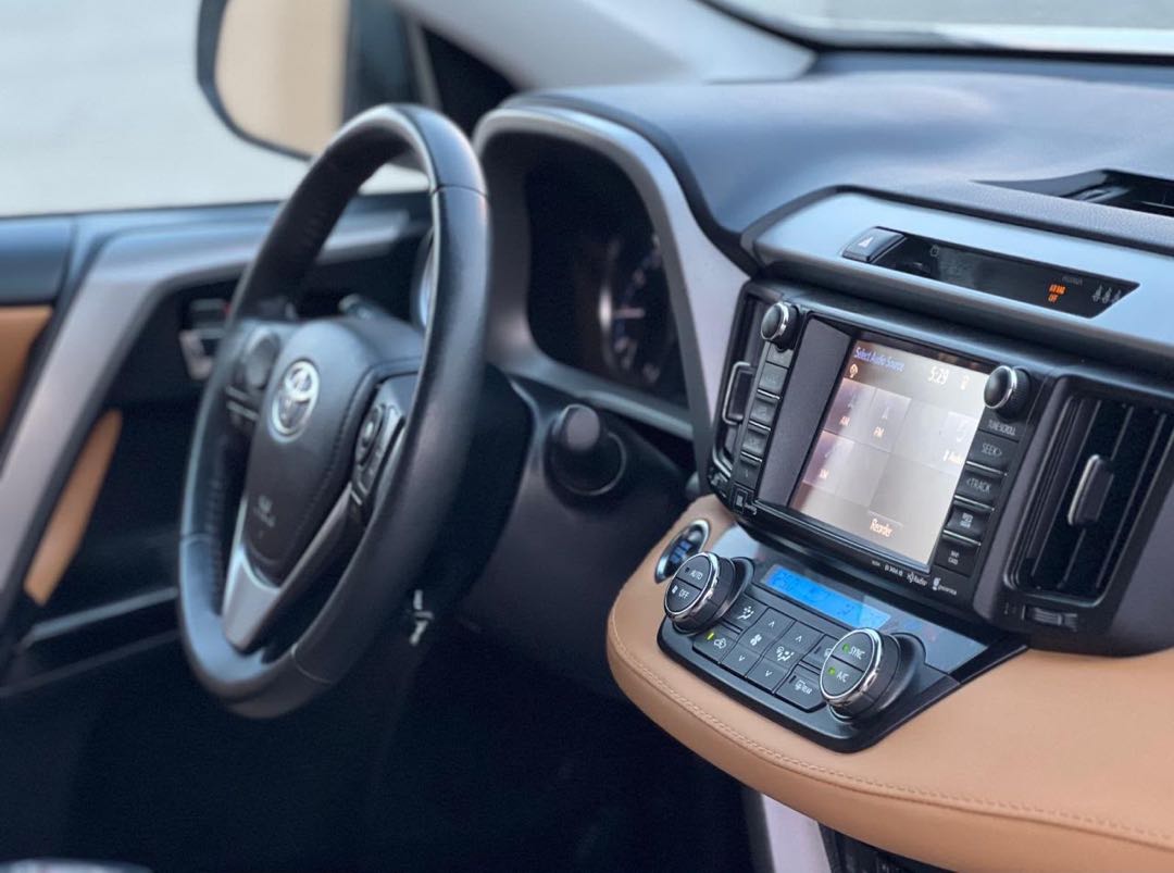 Car Image 2017 TOYOTA RAV4 LIMITED