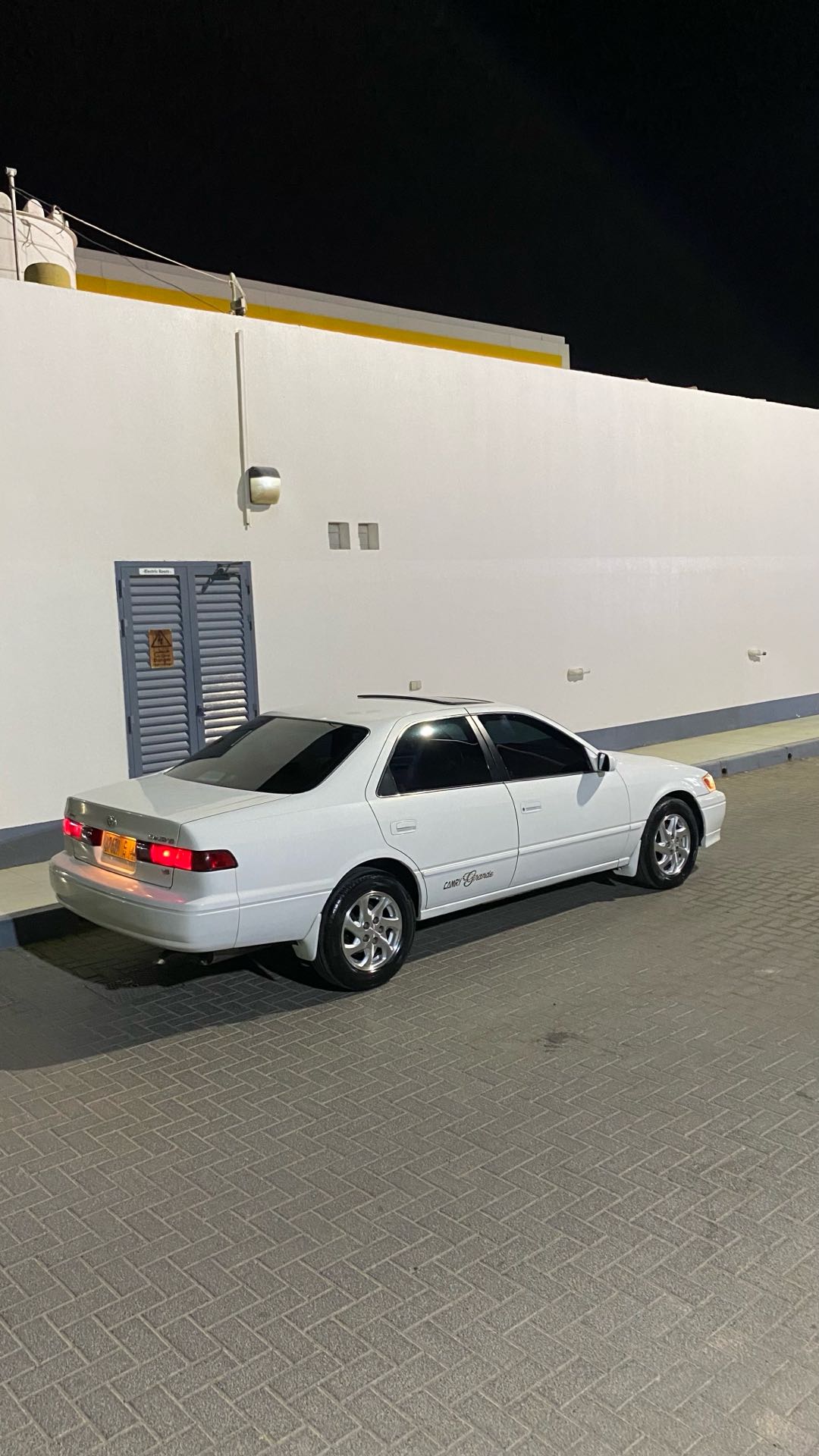 Car Image 1998 TOYOTA CAMRY LE