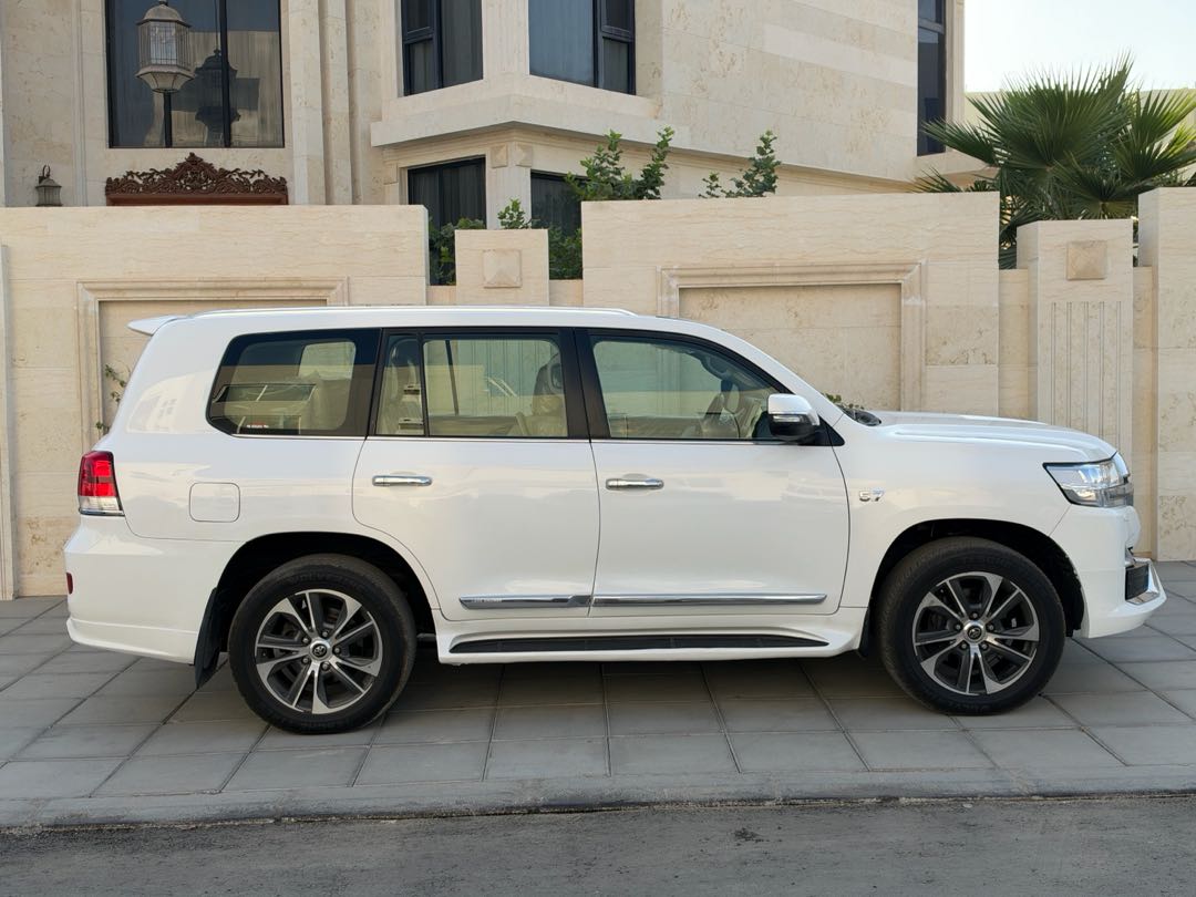 Car Image 2019 TOYOTA LAND CRUISER VX.R