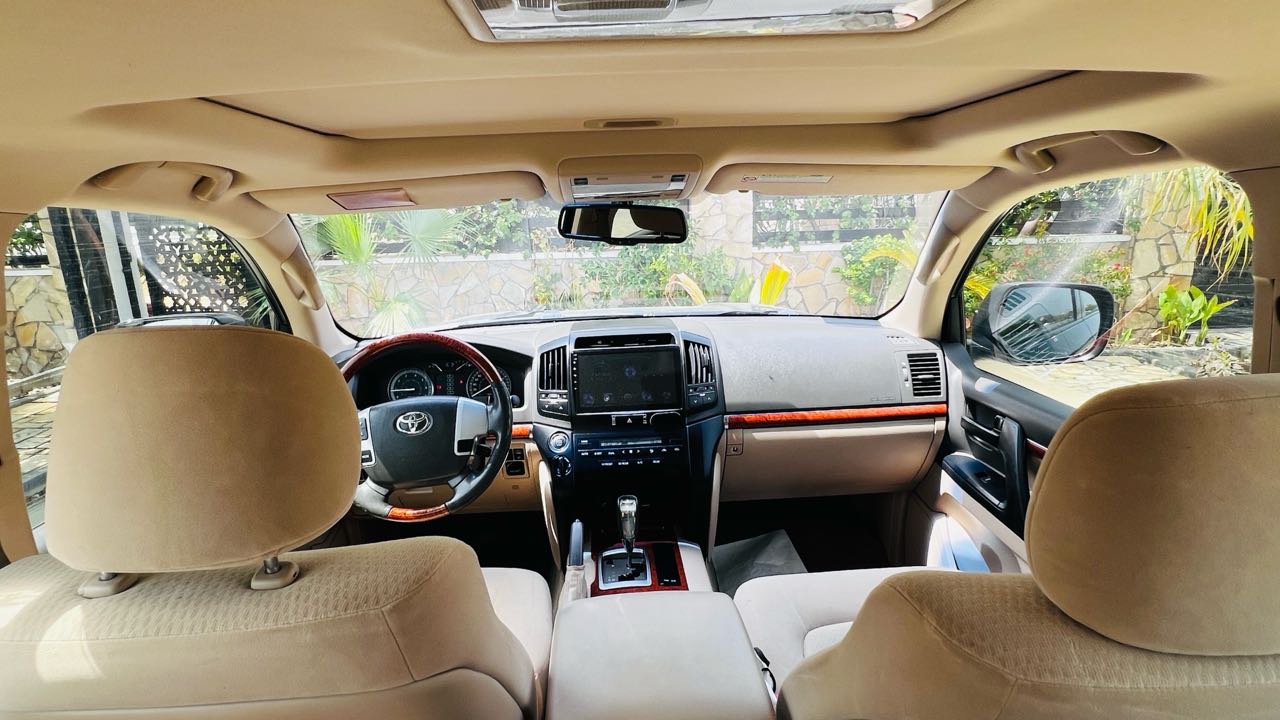 Car Image 2013 TOYOTA LAND CRUISER GX.R