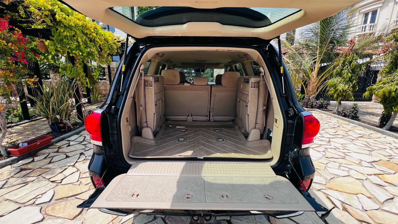 Car Image 2013 TOYOTA LAND CRUISER GX.R