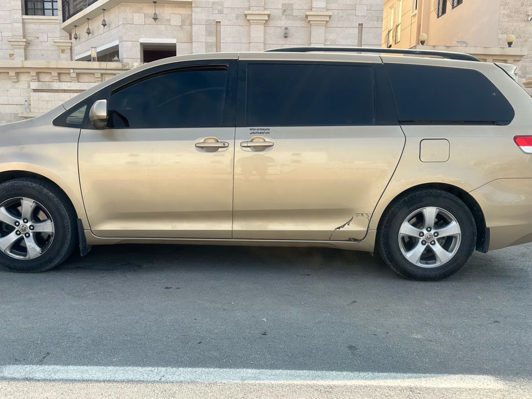Car Image 2012 TOYOTA SIENNA LE