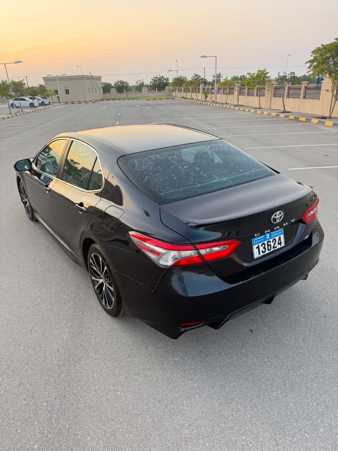 Car Image 2018 TOYOTA CAMRY SE