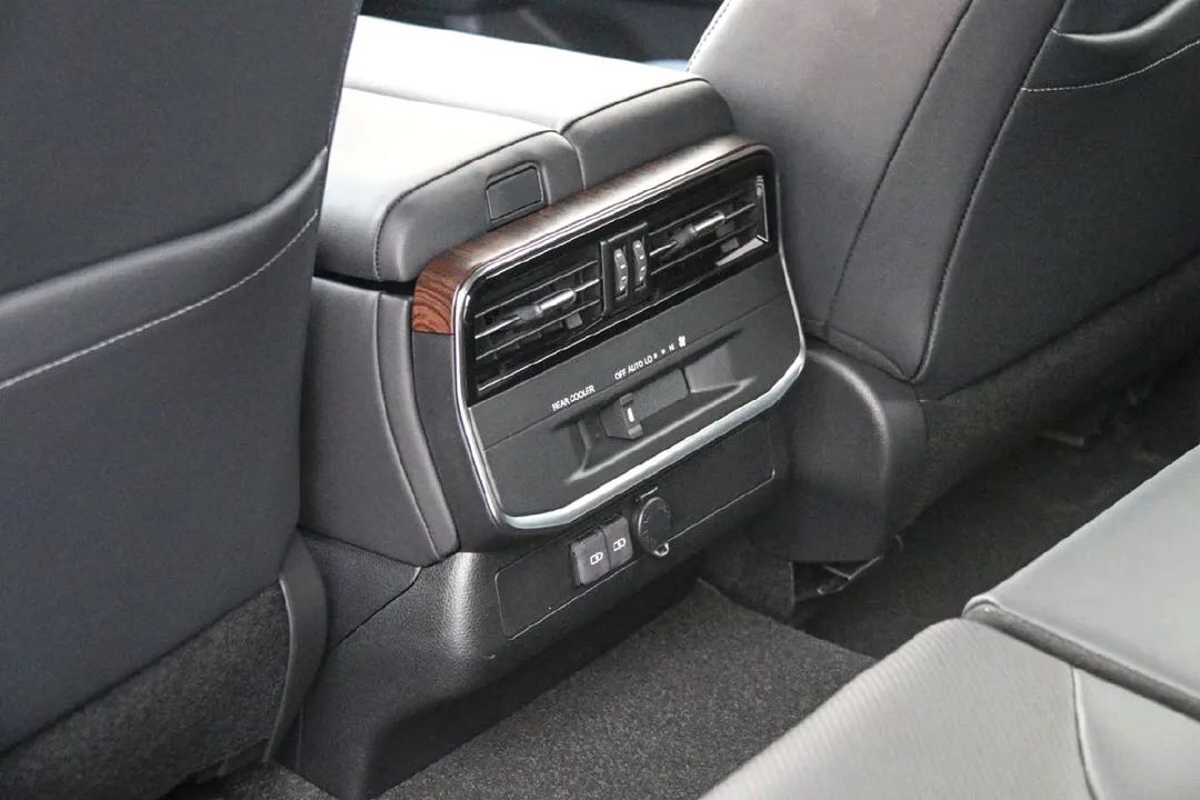 Car Image 2026 TOYOTA LAND CRUISER GX.R