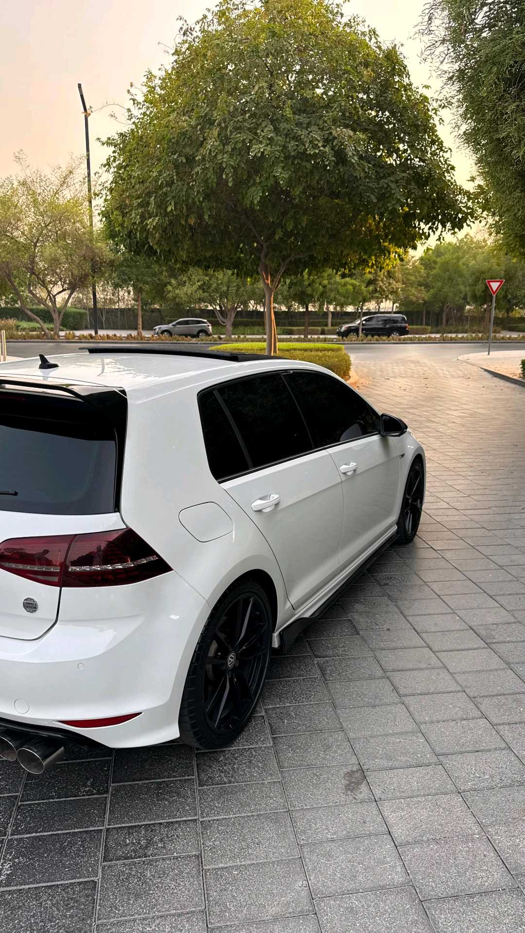 Car Image 2017 VOLKSWAGEN GOLF TSI