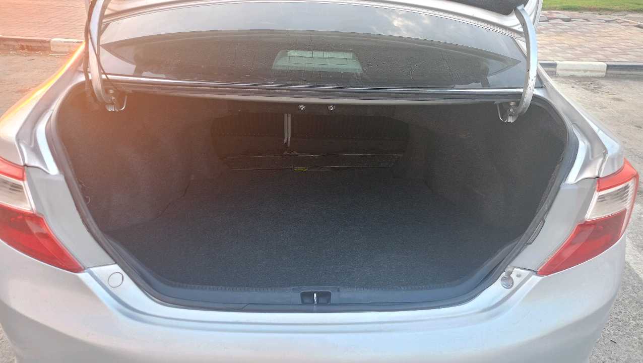 Car Image 2012 TOYOTA CAMRY SE