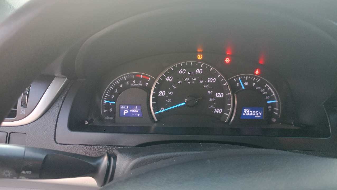 Car Image 2012 TOYOTA CAMRY SE