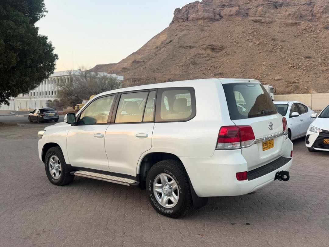 Car Image 2019 TOYOTA LAND CRUISER GX