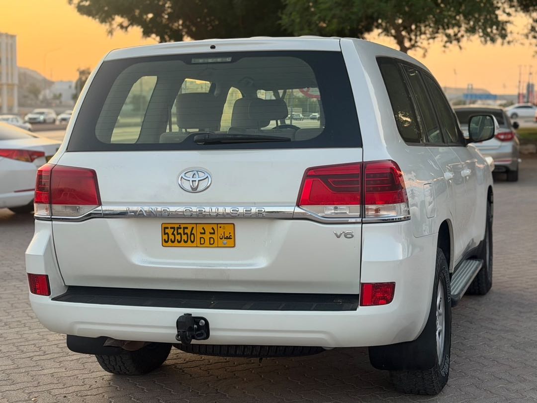 Car Image 2019 TOYOTA LAND CRUISER GX