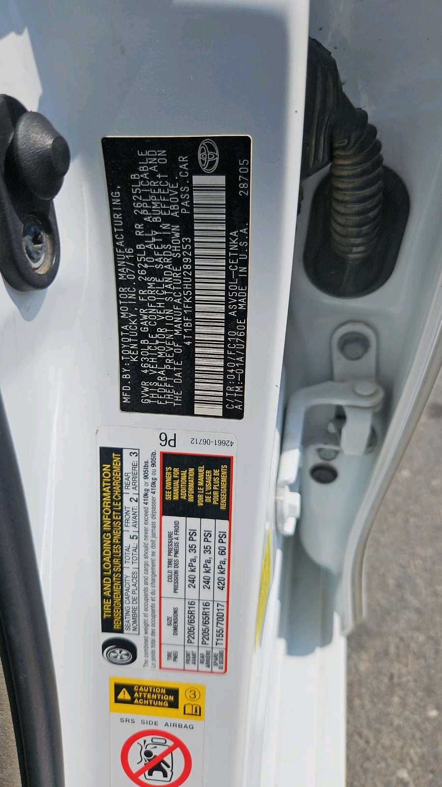 Car Image 2017 TOYOTA CAMRY LE