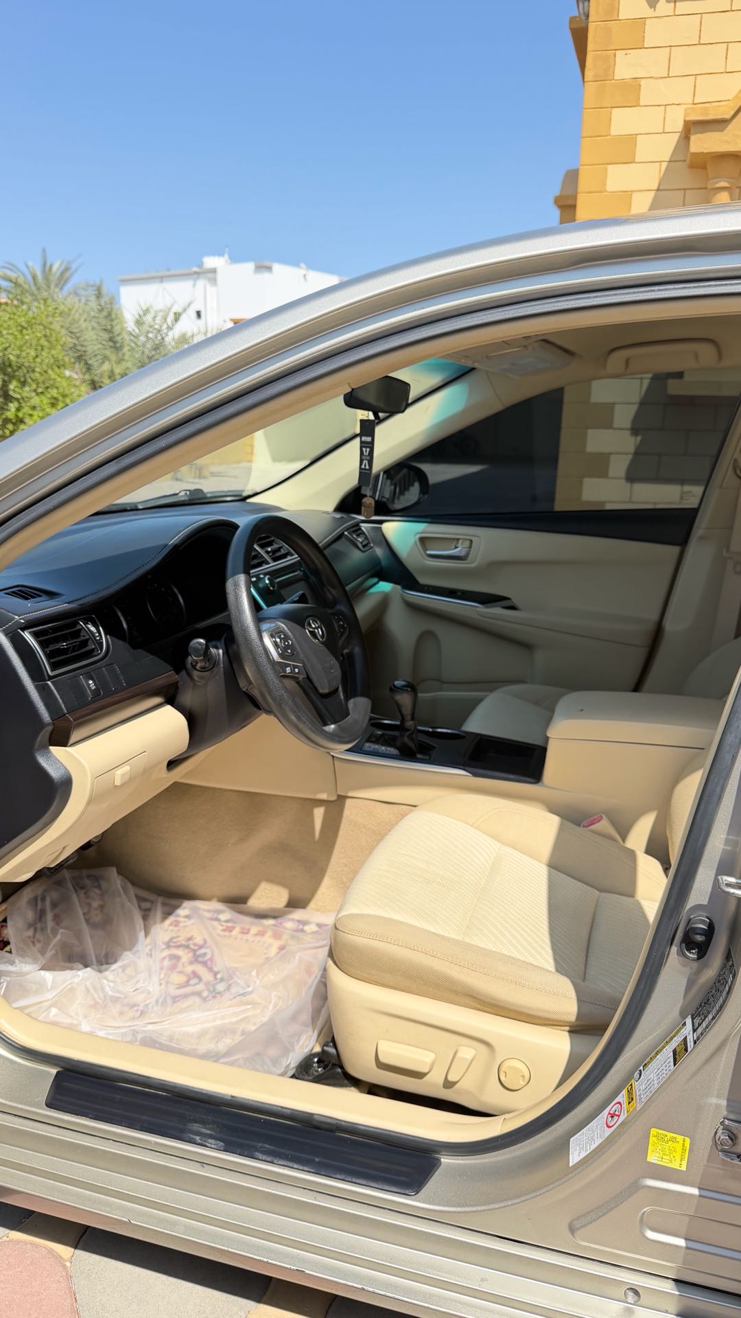 Car Image 2015 TOYOTA CAMRY LE