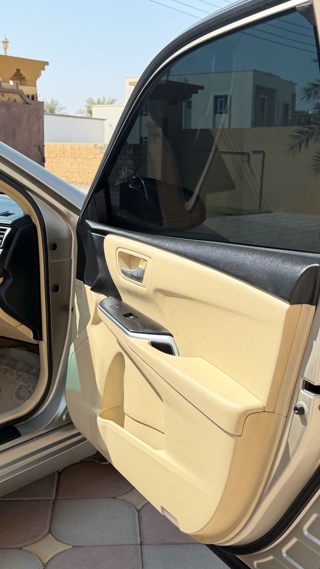 Car Image 2015 TOYOTA CAMRY LE