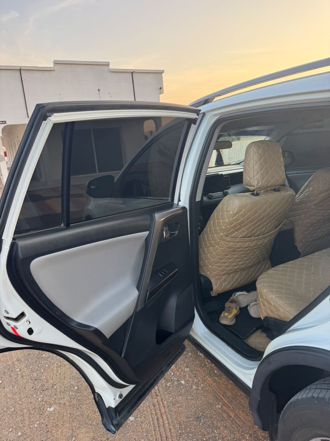 Car Image 2017 TOYOTA RAV4 XLE