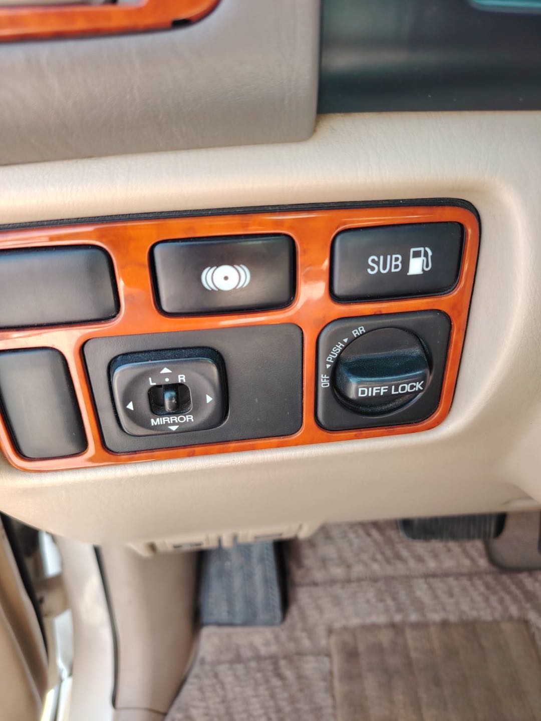 Car Image 2004 TOYOTA LAND CRUISER GX.R