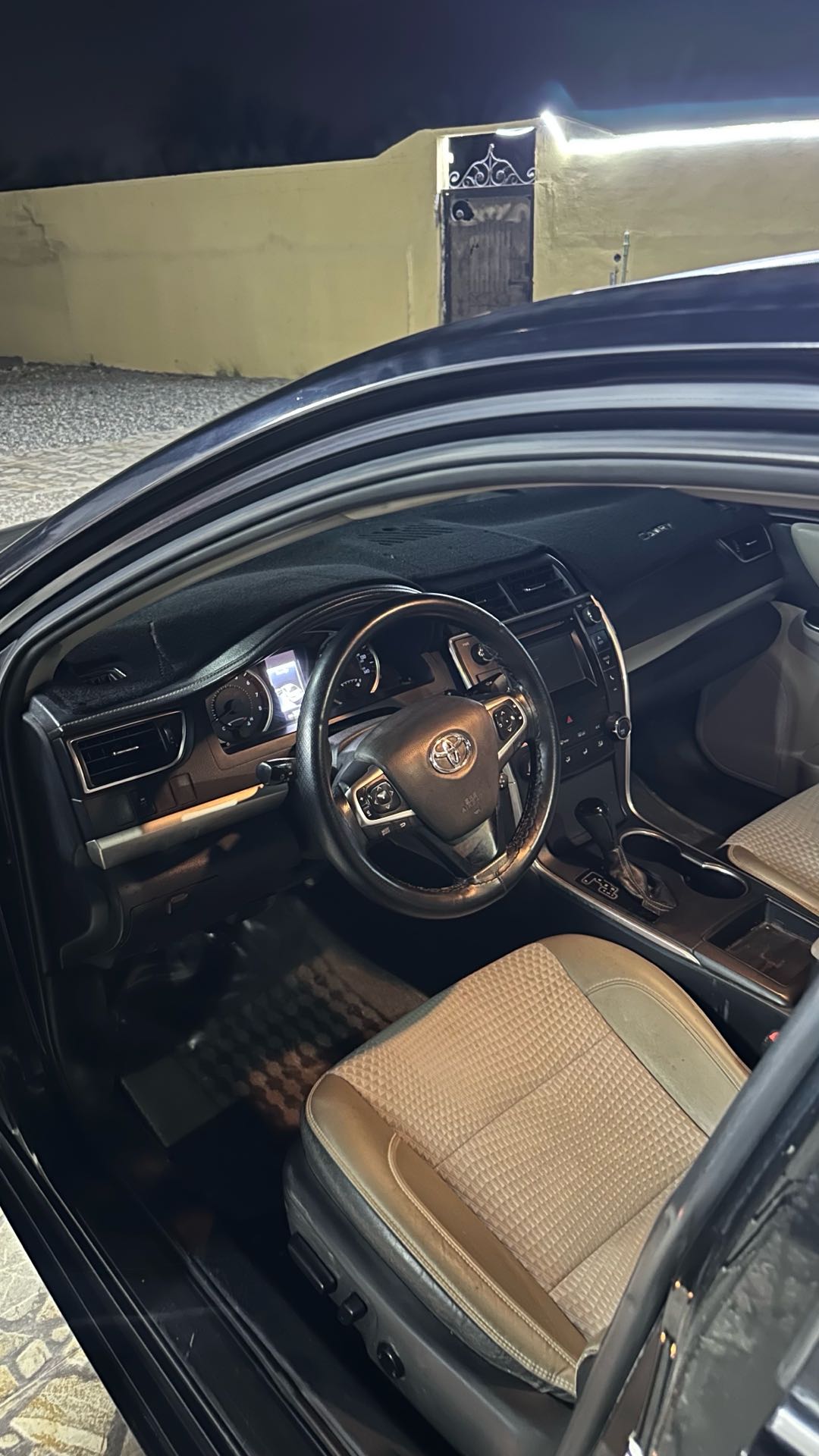 Car Image 2015 TOYOTA CAMRY SE