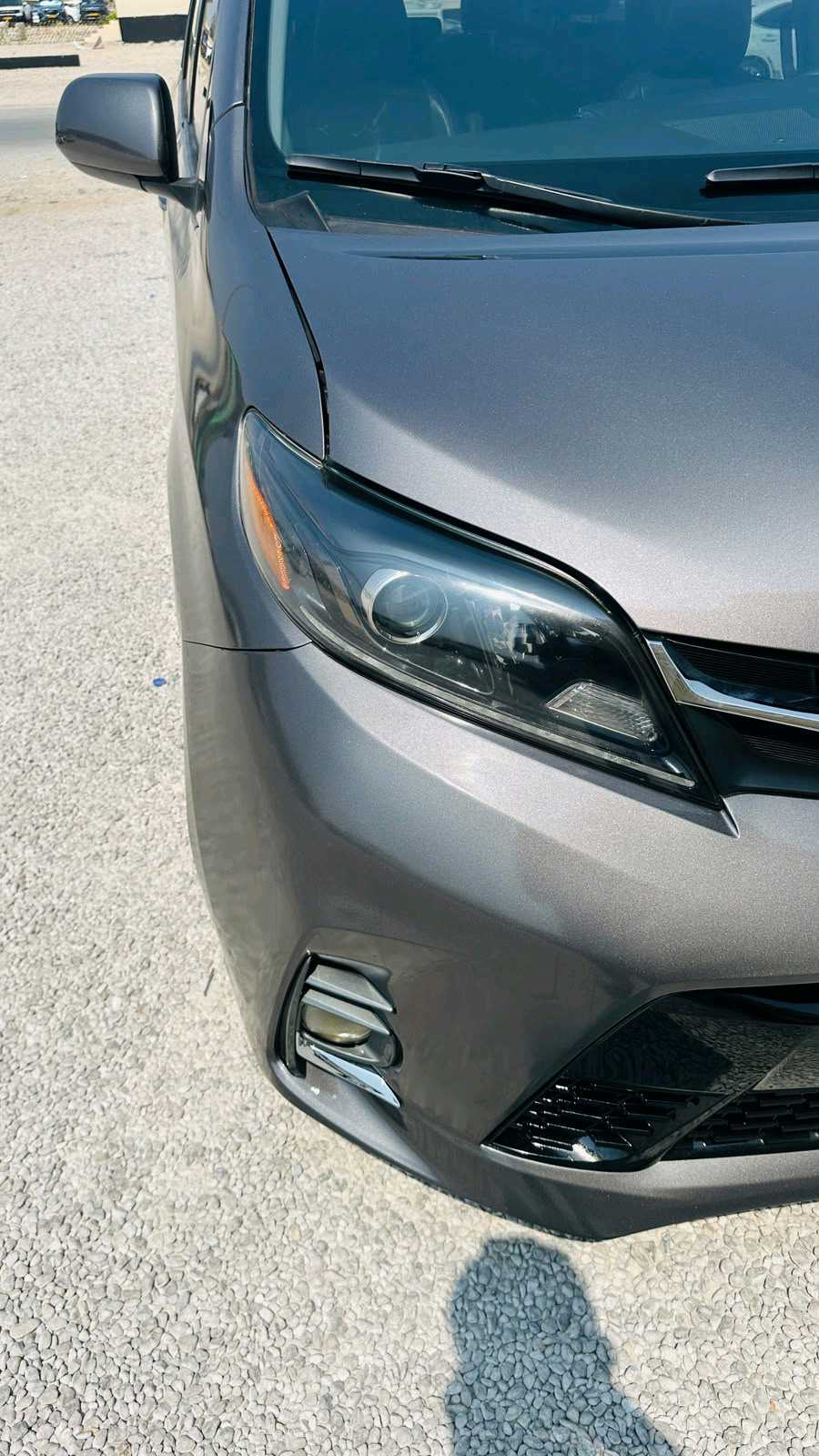 Car Image 2018 TOYOTA SIENNA SE