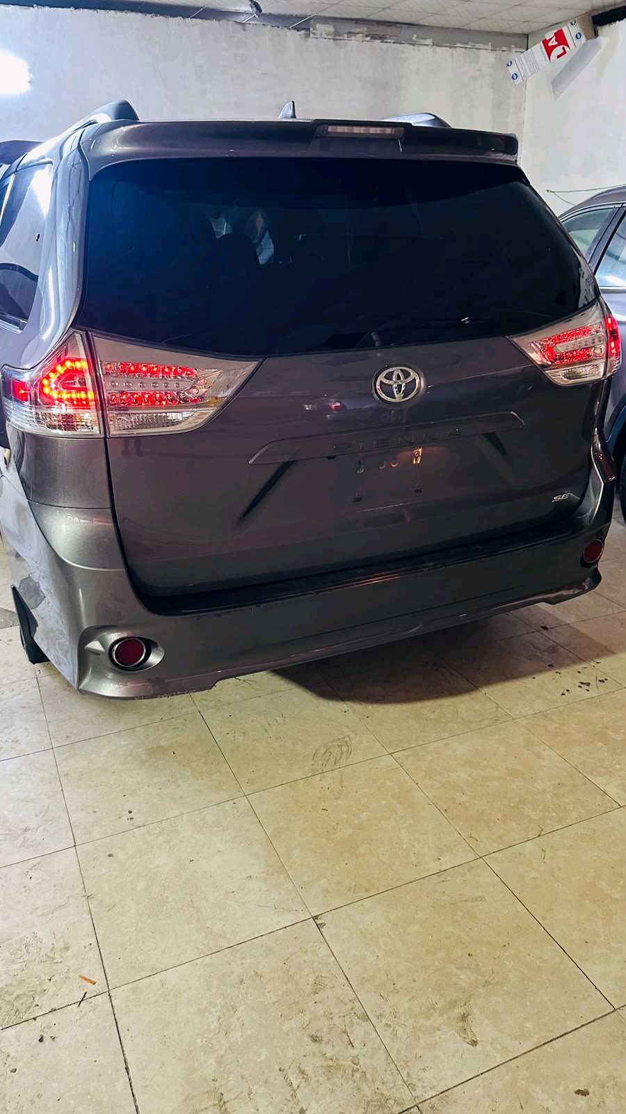 Car Image 2018 TOYOTA SIENNA SE