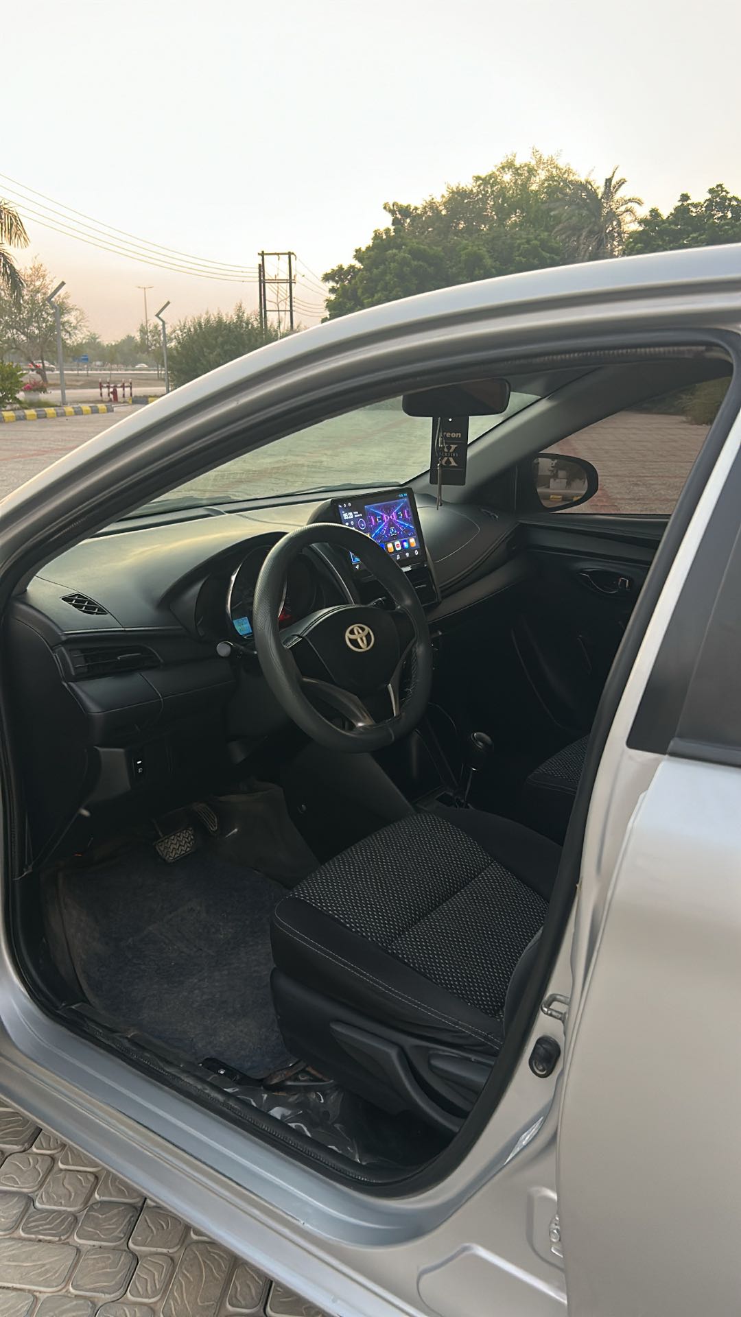 Car Image 2015 TOYOTA YARIS LE