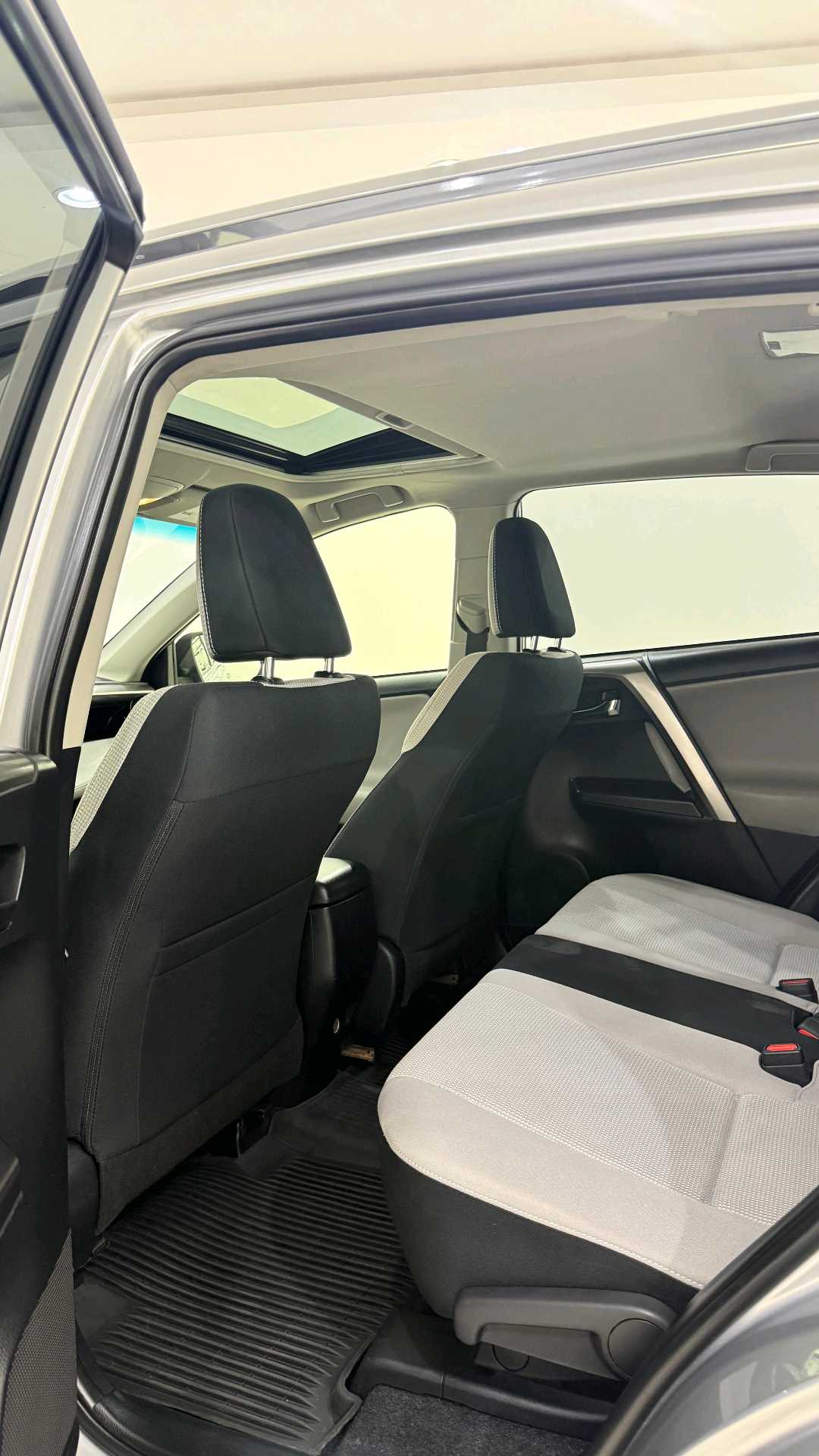 Car Image 2018 TOYOTA RAV4 XLE