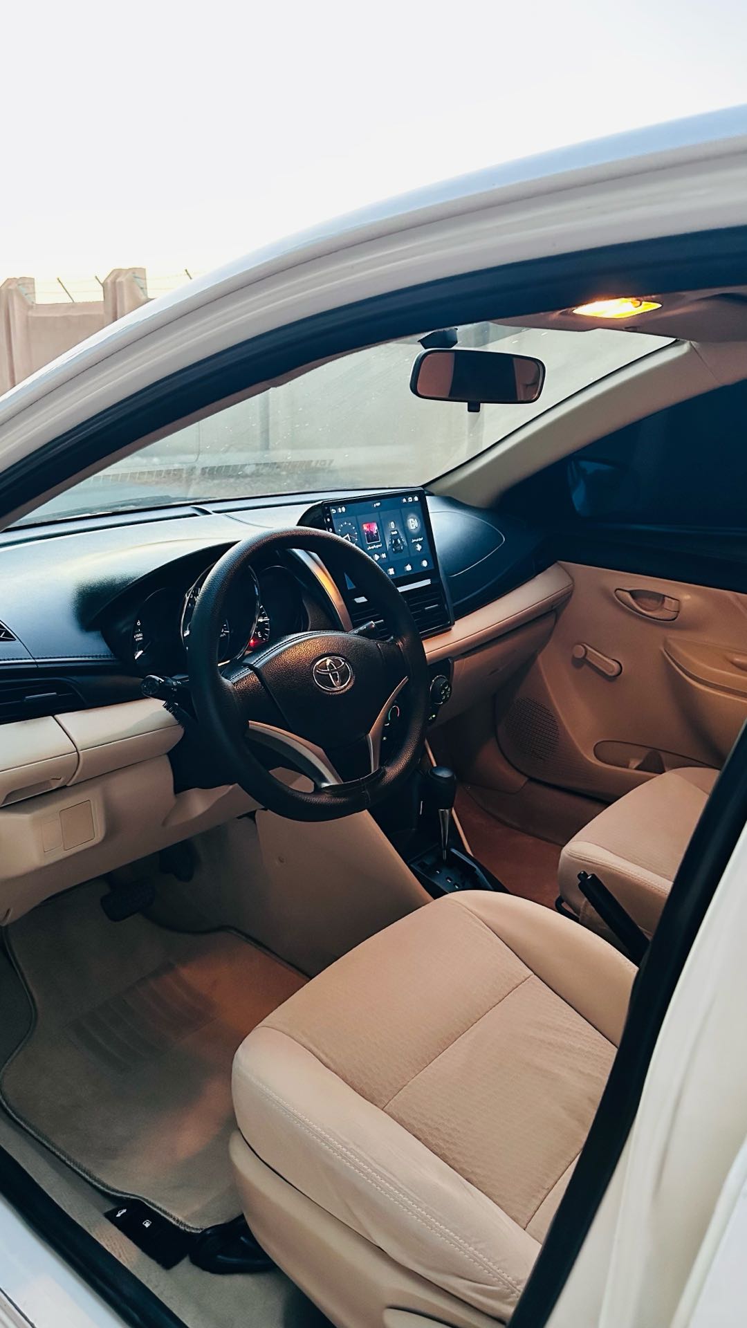 Car Image 2014 TOYOTA YARIS SE